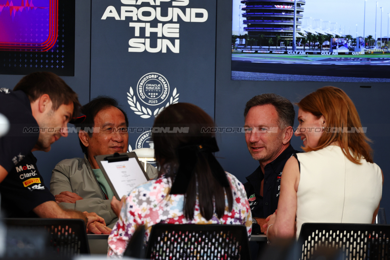 GP BAHRAIN, (L to R): Chalerm Yoovidhya (THA) Red Bull Racing Co-Owner with sua moglie; Christian Horner (GBR) Red Bull Racing Team Principal, e sua moglie Geri Horner (GBR) Singer.

02.03.2024. Formula 1 World Championship, Rd 1, Bahrain Grand Prix, Sakhir, Bahrain, Gara Day.

 - www.xpbimages.com, EMail: requests@xpbimages.com © Copyright: Coates / XPB Images