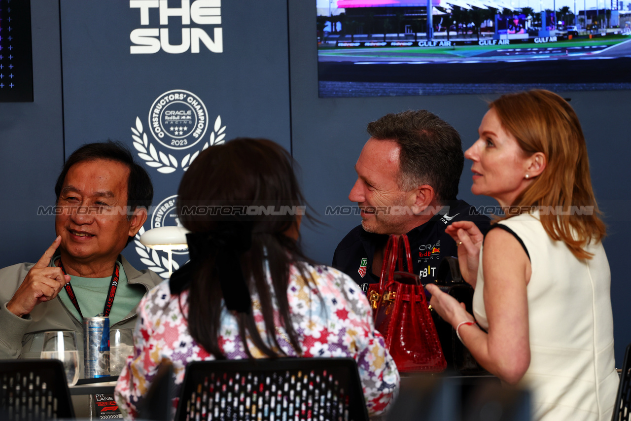 GP BAHRAIN, (L to R): Chalerm Yoovidhya (THA) Red Bull Racing Co-Owner with sua moglie; Christian Horner (GBR) Red Bull Racing Team Principal, e sua moglie Geri Horner (GBR) Singer.

02.03.2024. Formula 1 World Championship, Rd 1, Bahrain Grand Prix, Sakhir, Bahrain, Gara Day.

 - www.xpbimages.com, EMail: requests@xpbimages.com © Copyright: Coates / XPB Images