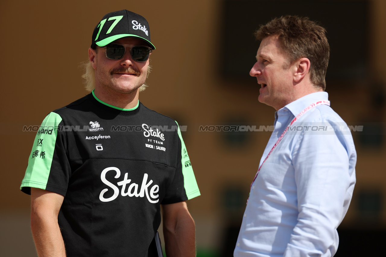 GP BAHRAIN, (L to R): Valtteri Bottas (FIN) Sauber with Allan McNish (GBR) Audi Director of Motorsport Coordination.

02.03.2024. Formula 1 World Championship, Rd 1, Bahrain Grand Prix, Sakhir, Bahrain, Gara Day.

 - www.xpbimages.com, EMail: requests@xpbimages.com © Copyright: Staley / XPB Images