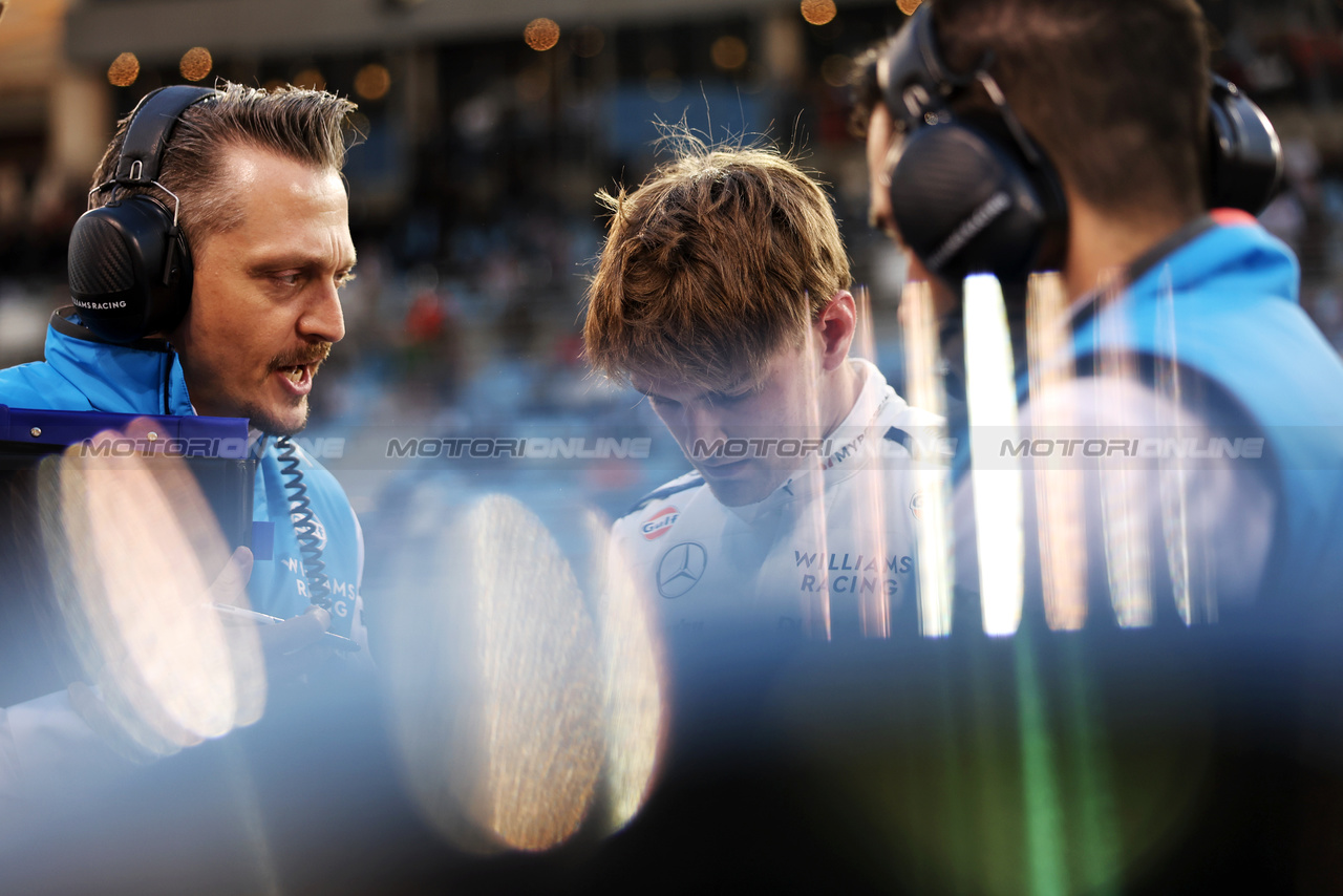 GP BAHRAIN, (L to R): Gaetan Jego, Williams Racing Gara Engineer with Logan Sargeant (USA) Williams Racing on the grid.

02.03.2024. Formula 1 World Championship, Rd 1, Bahrain Grand Prix, Sakhir, Bahrain, Gara Day.

- www.xpbimages.com, EMail: requests@xpbimages.com © Copyright: Bearne / XPB Images