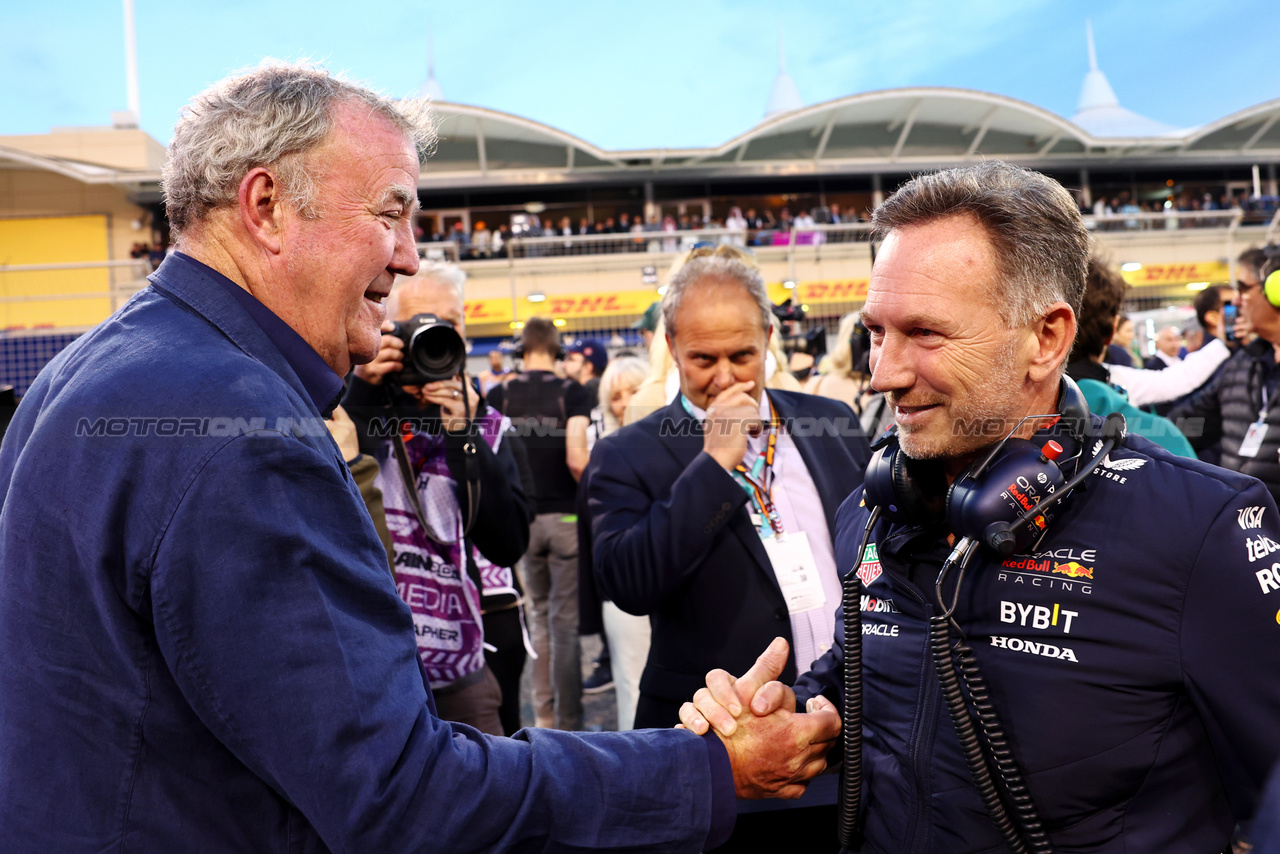 GP BAHRAIN, (L to R): Jeremy Clarkson (GBR) on the grid with Christian Horner (GBR) Red Bull Racing Team Principal.

02.03.2024. Formula 1 World Championship, Rd 1, Bahrain Grand Prix, Sakhir, Bahrain, Gara Day.

- www.xpbimages.com, EMail: requests@xpbimages.com © Copyright: Batchelor / XPB Images