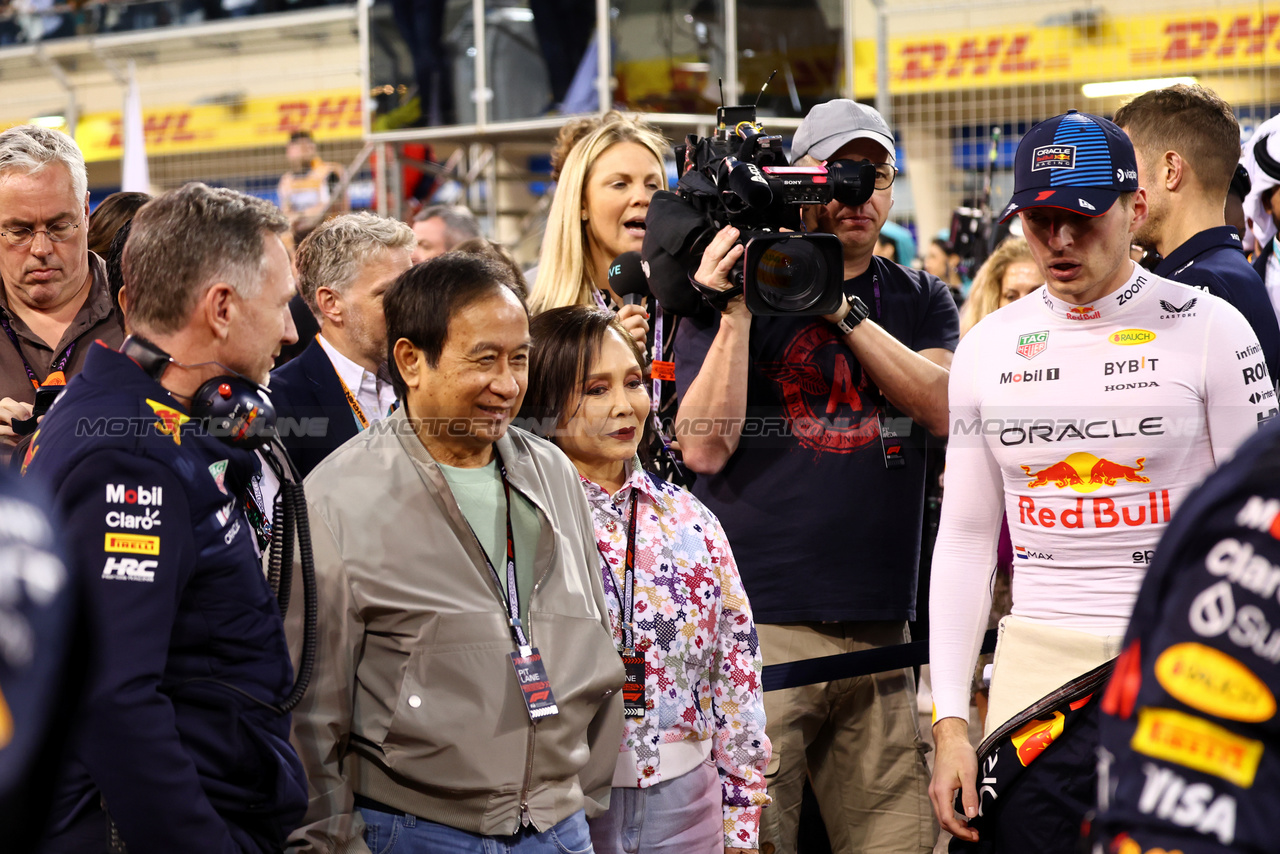 GP BAHRAIN, (L to R): Christian Horner (GBR) Red Bull Racing Team Principal on the grid with Chalerm Yoovidhya (THA) Red Bull Racing Co-Owner e sua moglie; e Max Verstappen (NLD) Red Bull Racing.

02.03.2024. Formula 1 World Championship, Rd 1, Bahrain Grand Prix, Sakhir, Bahrain, Gara Day.

- www.xpbimages.com, EMail: requests@xpbimages.com © Copyright: Batchelor / XPB Images