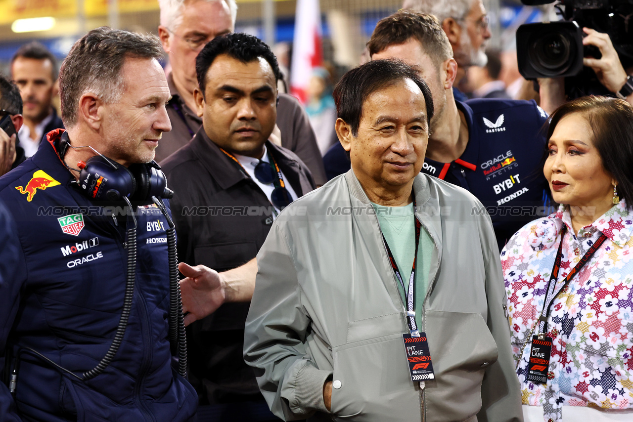 GP BAHRAIN, (L to R): Christian Horner (GBR) Red Bull Racing Team Principal on the grid with Chalerm Yoovidhya (THA) Red Bull Racing Co-Owner e sua moglie.

02.03.2024. Formula 1 World Championship, Rd 1, Bahrain Grand Prix, Sakhir, Bahrain, Gara Day.

- www.xpbimages.com, EMail: requests@xpbimages.com © Copyright: Batchelor / XPB Images