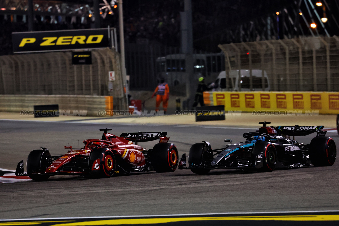 GP BAHRAIN, Charles Leclerc (MON) Ferrari SF-24 e George Russell (GBR) Mercedes AMG F1 W15 battle for position.

02.03.2024. Formula 1 World Championship, Rd 1, Bahrain Grand Prix, Sakhir, Bahrain, Gara Day.

 - www.xpbimages.com, EMail: requests@xpbimages.com © Copyright: Coates / XPB Images