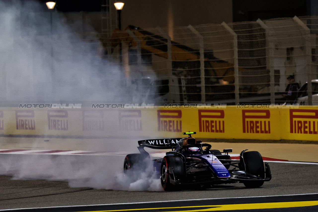 GP BAHRAIN, Logan Sargeant (USA) Williams Racing FW46 locks up under braking.

02.03.2024. Formula 1 World Championship, Rd 1, Bahrain Grand Prix, Sakhir, Bahrain, Gara Day.

 - www.xpbimages.com, EMail: requests@xpbimages.com © Copyright: Coates / XPB Images