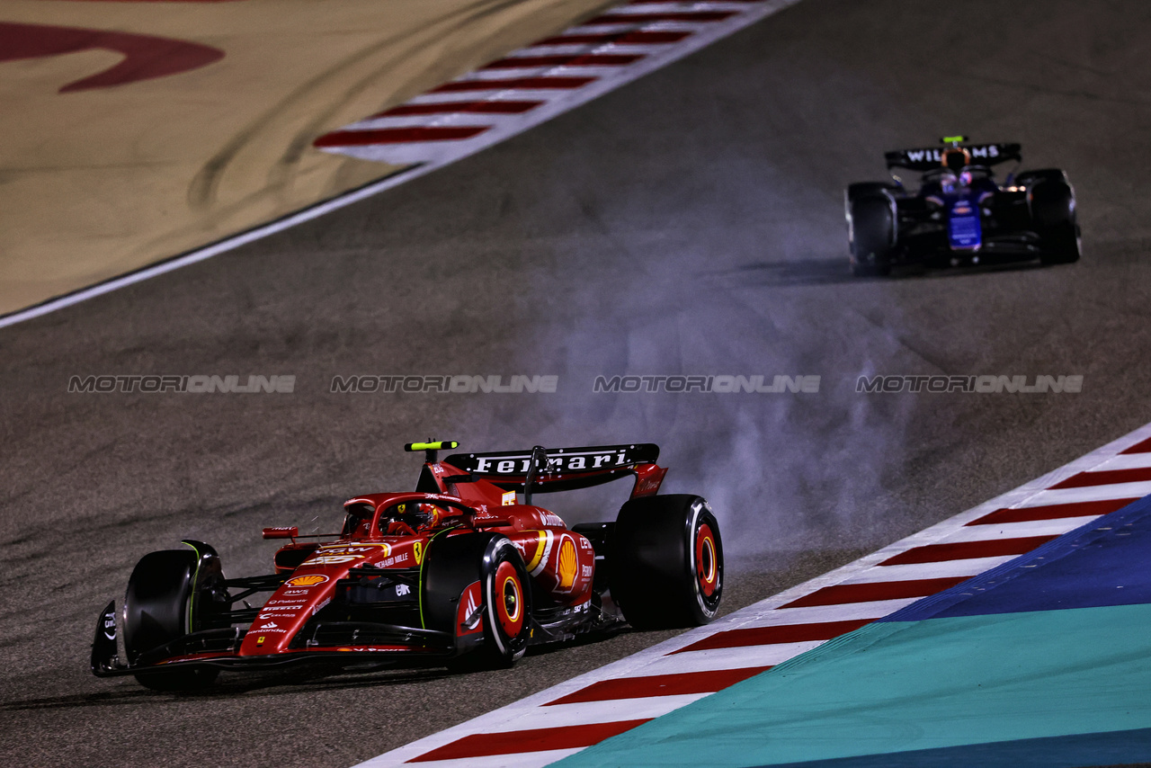 GP BAHRAIN, Carlos Sainz Jr (ESP) Ferrari SF-24 locks up under braking.

02.03.2024. Formula 1 World Championship, Rd 1, Bahrain Grand Prix, Sakhir, Bahrain, Gara Day.

- www.xpbimages.com, EMail: requests@xpbimages.com © Copyright: Charniaux / XPB Images