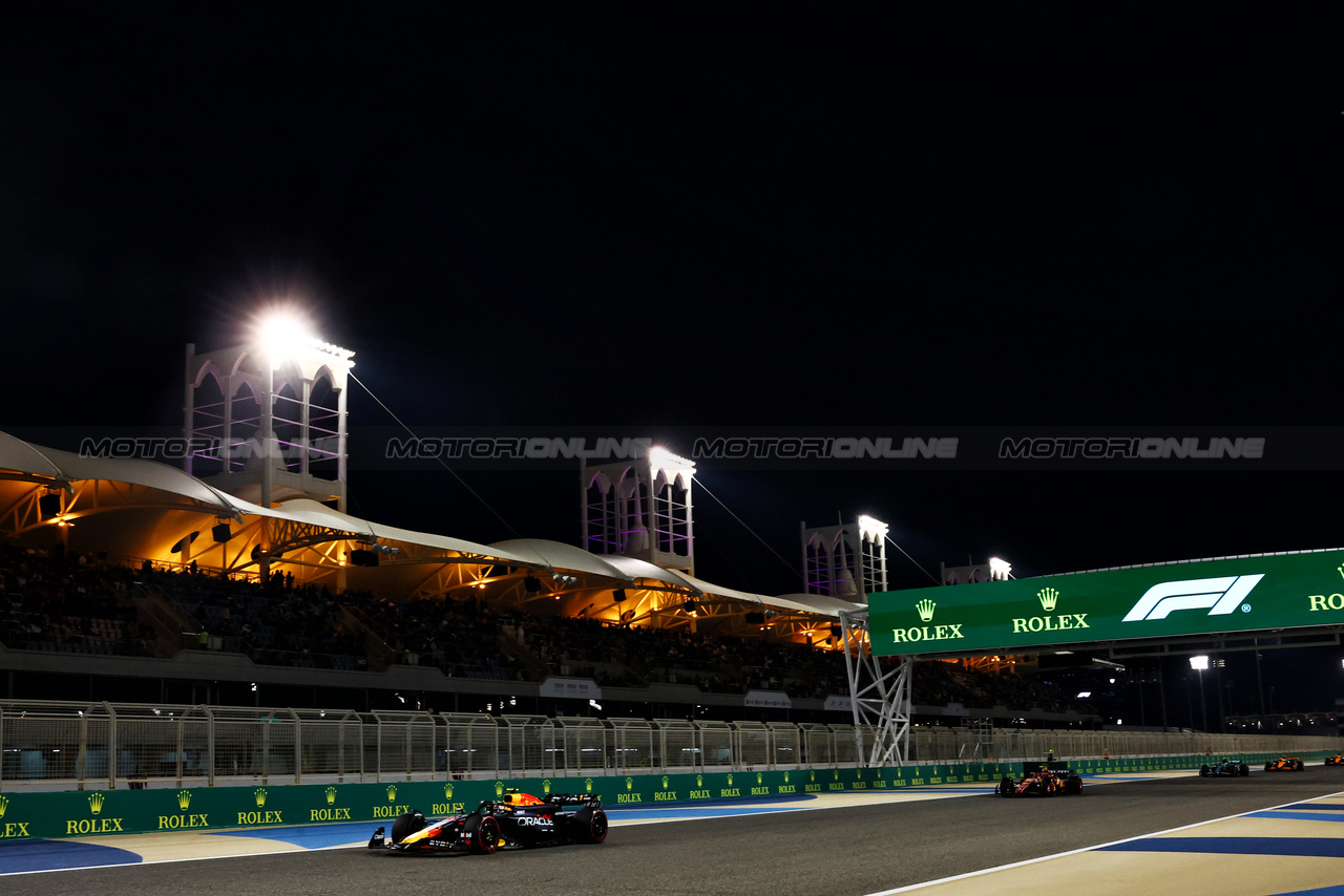 GP BAHRAIN, Sergio Perez (MEX) Red Bull Racing RB20.

02.03.2024. Formula 1 World Championship, Rd 1, Bahrain Grand Prix, Sakhir, Bahrain, Gara Day.

- www.xpbimages.com, EMail: requests@xpbimages.com © Copyright: Charniaux / XPB Images