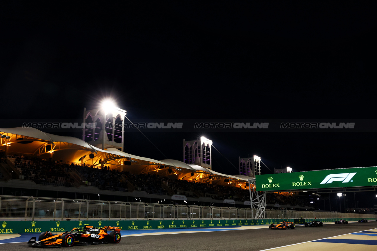 GP BAHRAIN, Lando Norris (GBR) McLaren MCL38.

02.03.2024. Formula 1 World Championship, Rd 1, Bahrain Grand Prix, Sakhir, Bahrain, Gara Day.

- www.xpbimages.com, EMail: requests@xpbimages.com © Copyright: Charniaux / XPB Images