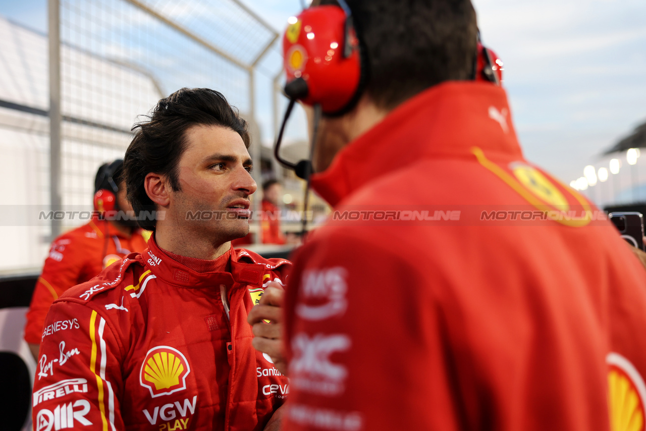 GP BAHRAIN, Carlos Sainz Jr (ESP) Ferrari on the grid.

02.03.2024. Formula 1 World Championship, Rd 1, Bahrain Grand Prix, Sakhir, Bahrain, Gara Day.

 - www.xpbimages.com, EMail: requests@xpbimages.com © Copyright: Staley / XPB Images