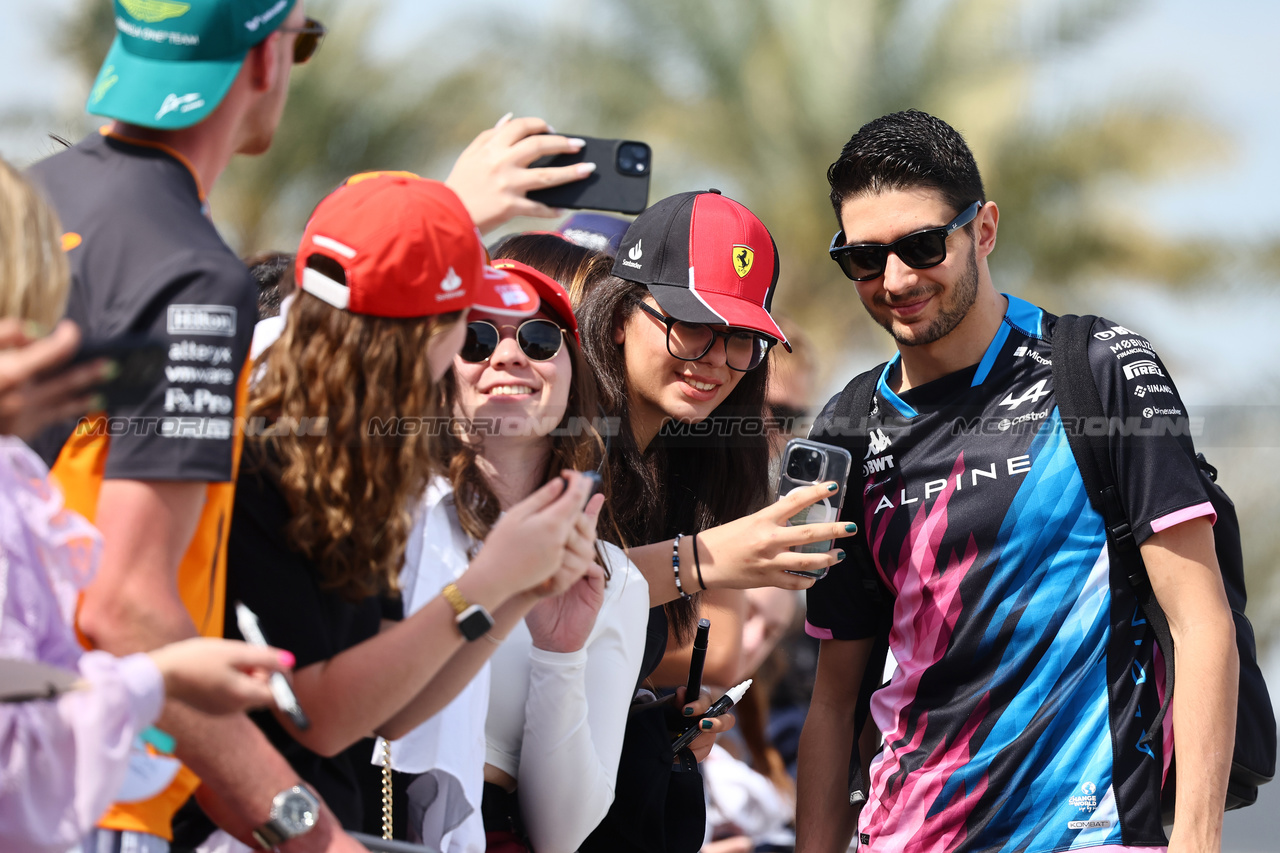 GP BAHRAIN, Esteban Ocon (FRA) Alpine F1 Team with fans.

02.03.2024. Formula 1 World Championship, Rd 1, Bahrain Grand Prix, Sakhir, Bahrain, Gara Day.

- www.xpbimages.com, EMail: requests@xpbimages.com © Copyright: Batchelor / XPB Images