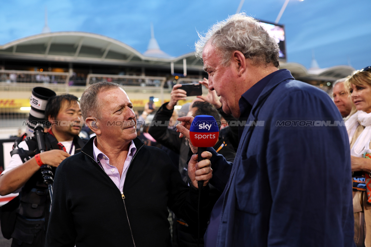 GP BAHRAIN, (L to R): Martin Brundle (GBR) Sky Sports F1 Commentator with Jock Clear (GBR) Ferrari Senior Performance Engineer on the grid.

02.03.2024. Formula 1 World Championship, Rd 1, Bahrain Grand Prix, Sakhir, Bahrain, Gara Day.

 - www.xpbimages.com, EMail: requests@xpbimages.com © Copyright: Staley / XPB Images