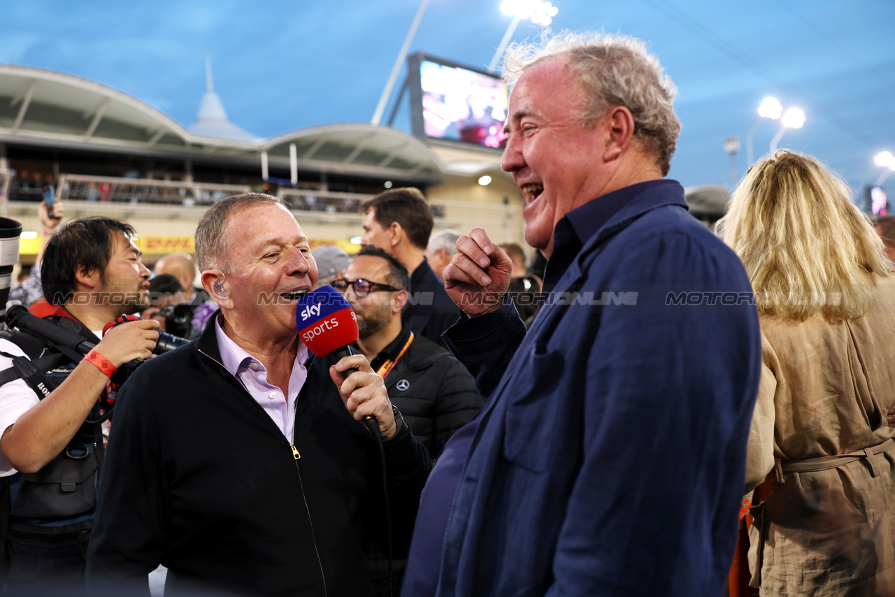 GP BAHRAIN, (L to R): Martin Brundle (GBR) Sky Sports F1 Commentator with Jock Clear (GBR) Ferrari Senior Performance Engineer on the grid.

02.03.2024. Formula 1 World Championship, Rd 1, Bahrain Grand Prix, Sakhir, Bahrain, Gara Day.

 - www.xpbimages.com, EMail: requests@xpbimages.com © Copyright: Staley / XPB Images