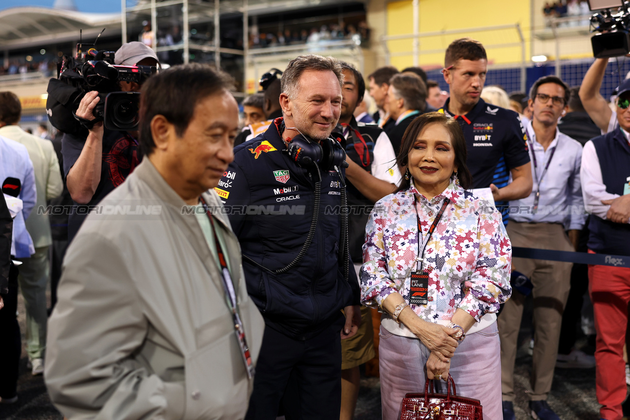 GP BAHRAIN, Christian Horner (GBR) Red Bull Racing Team Principal with Chalerm Yoovidhya (THA) Red Bull Racing Co-Owner e sua moglie on the grid.

02.03.2024. Formula 1 World Championship, Rd 1, Bahrain Grand Prix, Sakhir, Bahrain, Gara Day.

 - www.xpbimages.com, EMail: requests@xpbimages.com © Copyright: Staley / XPB Images