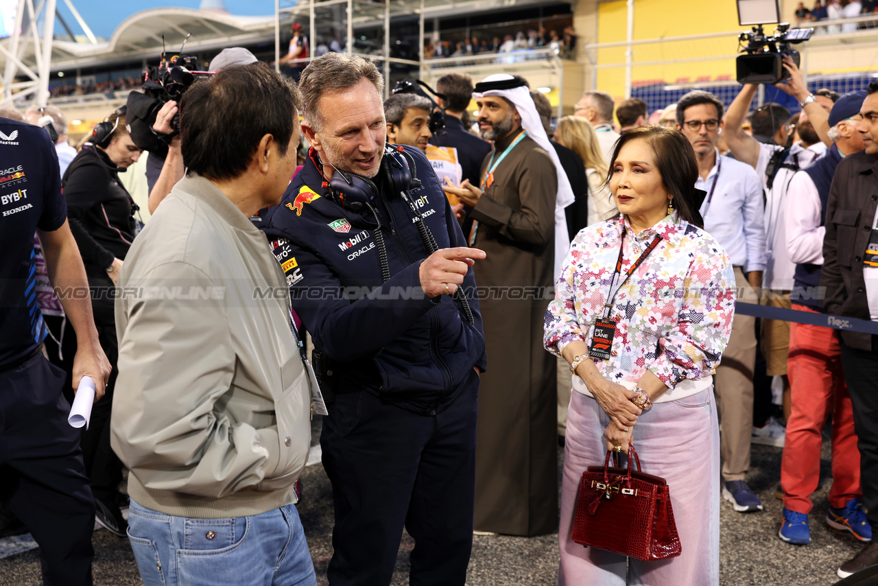 GP BAHRAIN, Christian Horner (GBR) Red Bull Racing Team Principal with Chalerm Yoovidhya (THA) Red Bull Racing Co-Owner e sua moglie on the grid.

02.03.2024. Formula 1 World Championship, Rd 1, Bahrain Grand Prix, Sakhir, Bahrain, Gara Day.

 - www.xpbimages.com, EMail: requests@xpbimages.com © Copyright: Staley / XPB Images