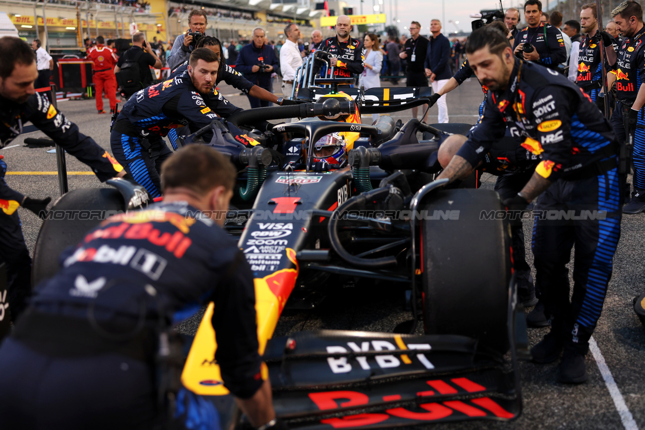 GP BAHRAIN, Max Verstappen (NLD) Red Bull Racing RB20 on the grid.

02.03.2024. Formula 1 World Championship, Rd 1, Bahrain Grand Prix, Sakhir, Bahrain, Gara Day.

 - www.xpbimages.com, EMail: requests@xpbimages.com © Copyright: Staley / XPB Images