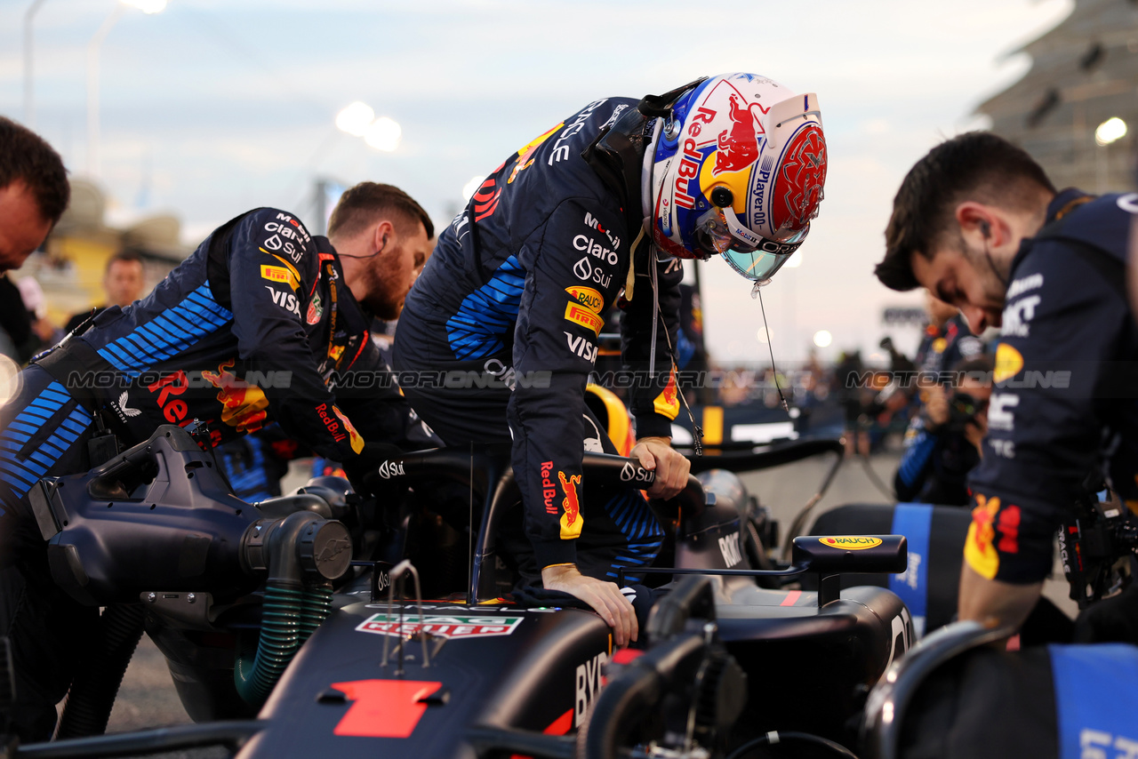 GP BAHRAIN, Max Verstappen (NLD) Red Bull Racing RB20 on the grid.

02.03.2024. Formula 1 World Championship, Rd 1, Bahrain Grand Prix, Sakhir, Bahrain, Gara Day.

 - www.xpbimages.com, EMail: requests@xpbimages.com © Copyright: Staley / XPB Images
