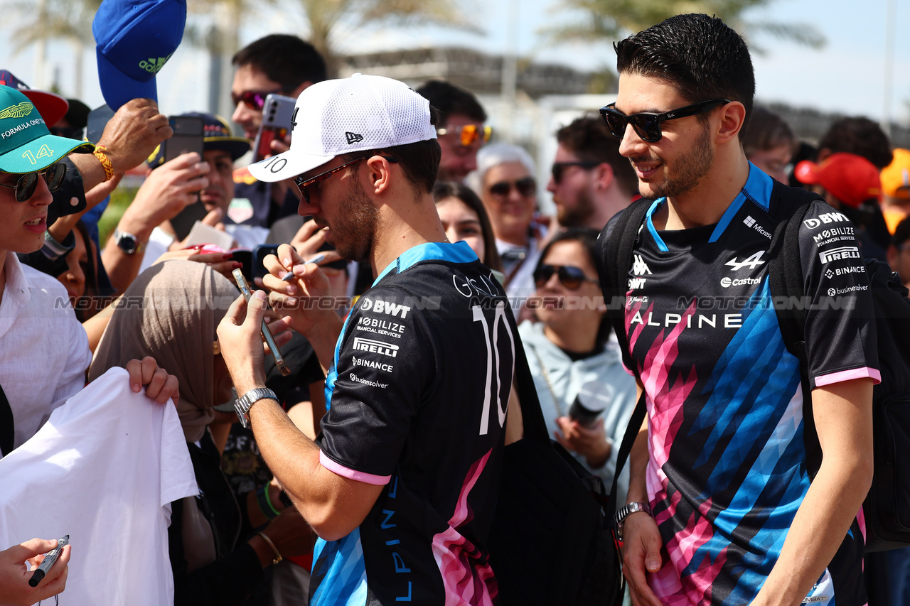 GP BAHRAIN, (L to R): Esteban Ocon (FRA) Alpine F1 Team e Pierre Gasly (FRA) Alpine F1 Team with fans.

02.03.2024. Formula 1 World Championship, Rd 1, Bahrain Grand Prix, Sakhir, Bahrain, Gara Day.

- www.xpbimages.com, EMail: requests@xpbimages.com © Copyright: Batchelor / XPB Images