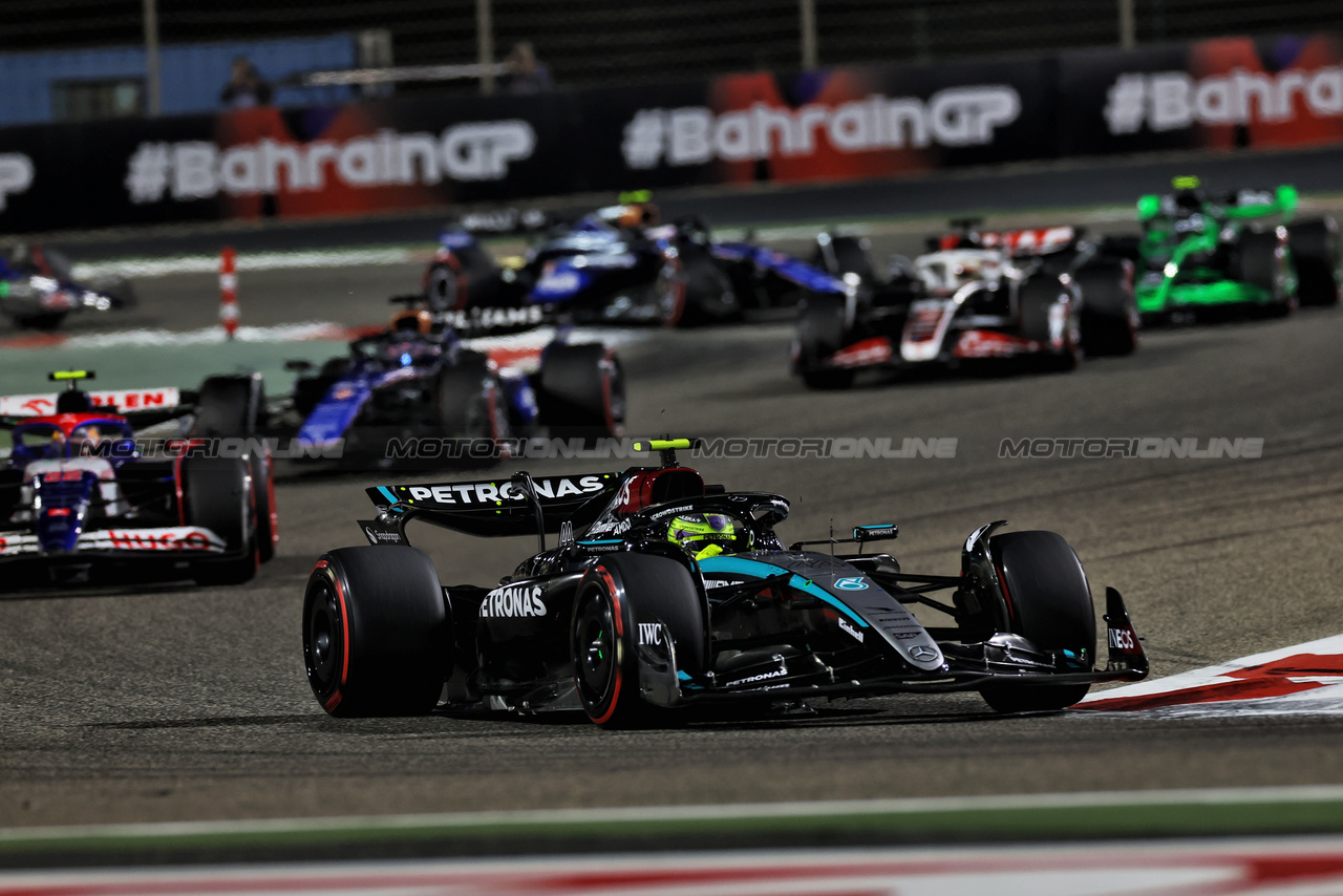 GP BAHRAIN, Lewis Hamilton (GBR) Mercedes AMG F1 W15.

02.03.2024. Formula 1 World Championship, Rd 1, Bahrain Grand Prix, Sakhir, Bahrain, Gara Day.

 - www.xpbimages.com, EMail: requests@xpbimages.com © Copyright: Staley / XPB Images