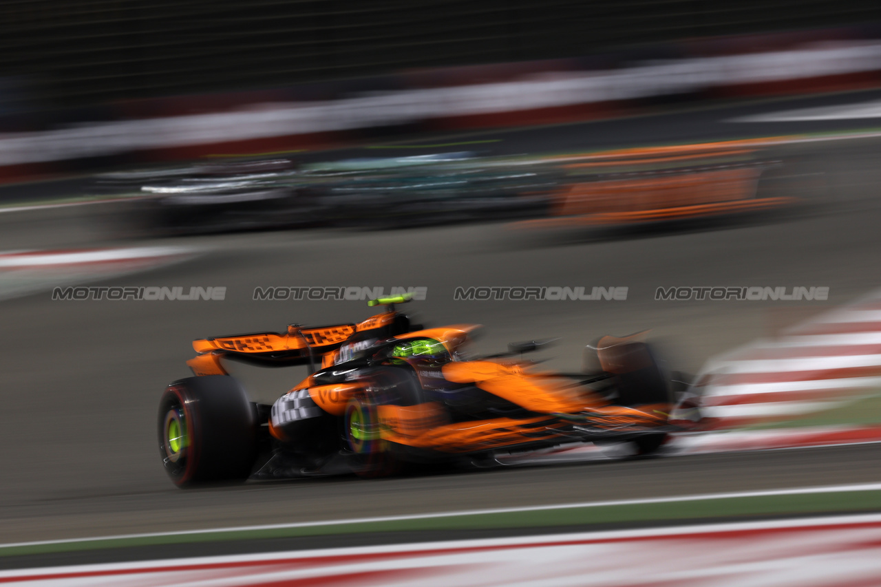 GP BAHRAIN, Lando Norris (GBR) McLaren MCL38.

02.03.2024. Formula 1 World Championship, Rd 1, Bahrain Grand Prix, Sakhir, Bahrain, Gara Day.

 - www.xpbimages.com, EMail: requests@xpbimages.com © Copyright: Staley / XPB Images