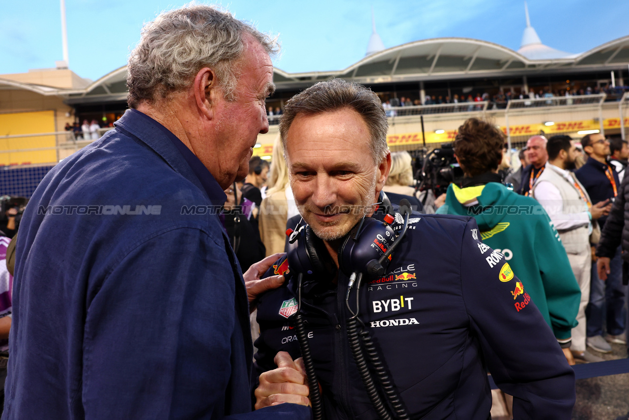 GP BAHRAIN, (L to R): Jeremy Clarkson (GBR) with Christian Horner (GBR) Red Bull Racing Team Principal on the grid.

02.03.2024. Formula 1 World Championship, Rd 1, Bahrain Grand Prix, Sakhir, Bahrain, Gara Day.

- www.xpbimages.com, EMail: requests@xpbimages.com © Copyright: Batchelor / XPB Images