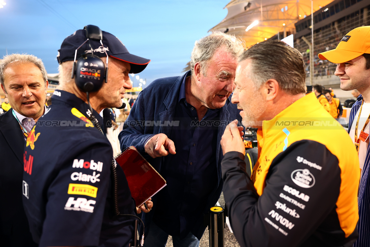 GP BAHRAIN, (L to R): Adrian Newey (GBR) Red Bull Racing Chief Technical Officer with Jeremy Clarkson (GBR) e Zak Brown (USA) McLaren Executive Director on the grid.

02.03.2024. Formula 1 World Championship, Rd 1, Bahrain Grand Prix, Sakhir, Bahrain, Gara Day.

- www.xpbimages.com, EMail: requests@xpbimages.com © Copyright: Batchelor / XPB Images