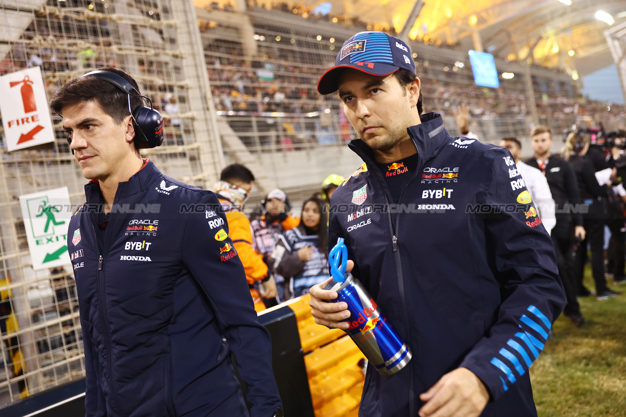 GP BAHRAIN, Sergio Perez (MEX) Red Bull Racing on the grid.

02.03.2024. Formula 1 World Championship, Rd 1, Bahrain Grand Prix, Sakhir, Bahrain, Gara Day.

- www.xpbimages.com, EMail: requests@xpbimages.com © Copyright: Batchelor / XPB Images