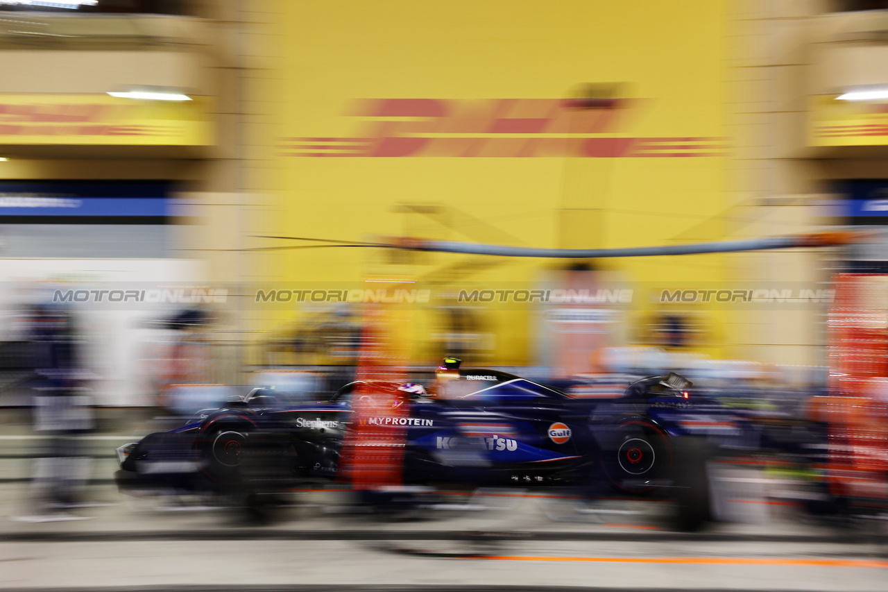 GP BAHRAIN, Logan Sargeant (USA) Williams Racing FW46 makes a pit stop.

02.03.2024. Formula 1 World Championship, Rd 1, Bahrain Grand Prix, Sakhir, Bahrain, Gara Day.

- www.xpbimages.com, EMail: requests@xpbimages.com © Copyright: Batchelor / XPB Images