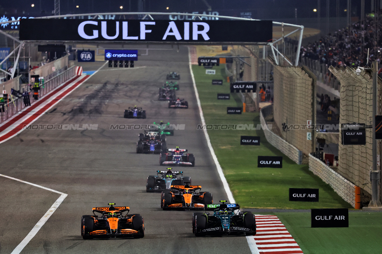 GP BAHRAIN, Lando Norris (GBR) McLaren MCL38 e Fernando Alonso (ESP) Aston Martin F1 Team AMR24 battle for position.

02.03.2024. Formula 1 World Championship, Rd 1, Bahrain Grand Prix, Sakhir, Bahrain, Gara Day.

- www.xpbimages.com, EMail: requests@xpbimages.com © Copyright: Batchelor / XPB Images