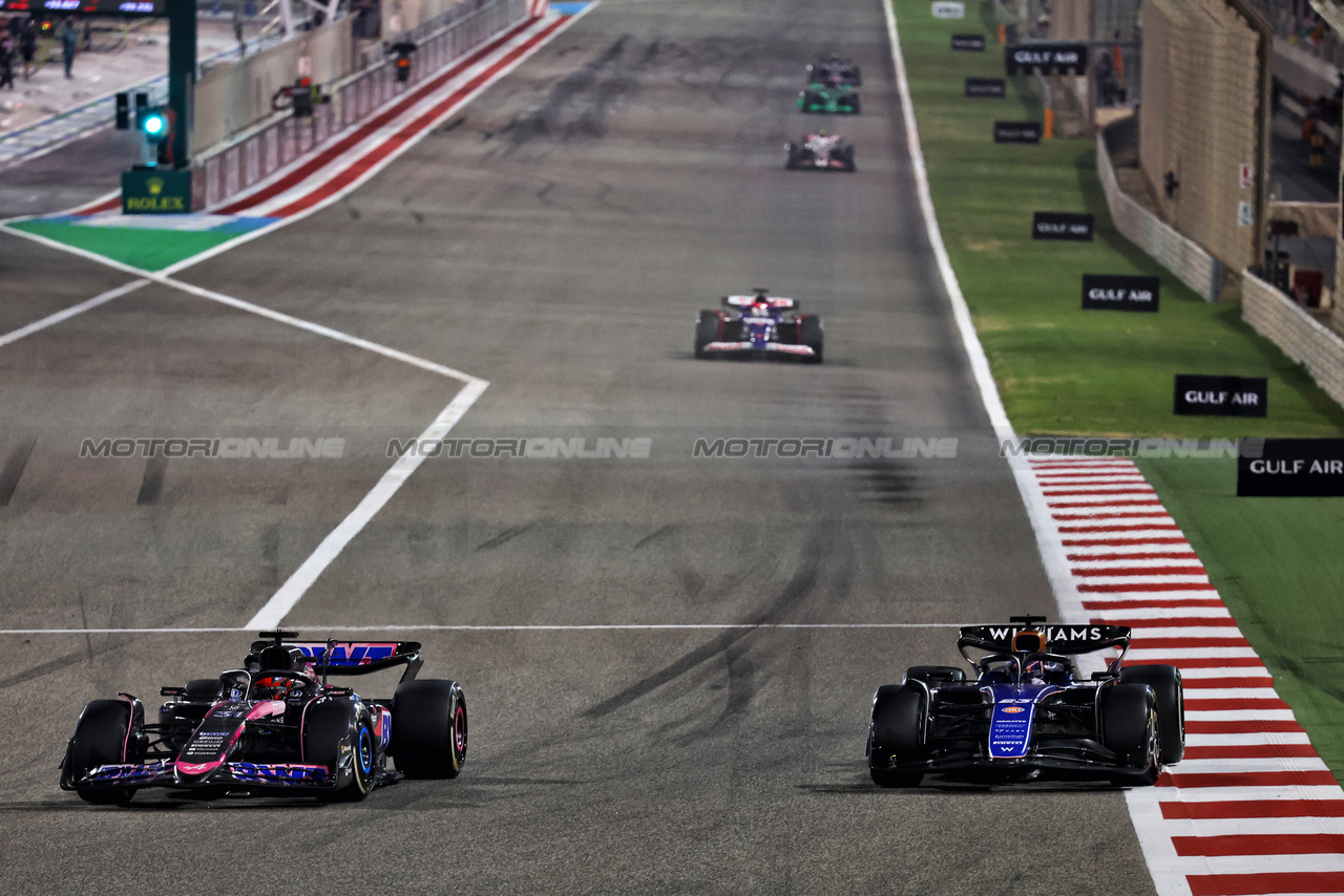 GP BAHRAIN, Esteban Ocon (FRA) Alpine F1 Team A524 e Alexander Albon (THA) Williams Racing FW46 battle for position.

02.03.2024. Formula 1 World Championship, Rd 1, Bahrain Grand Prix, Sakhir, Bahrain, Gara Day.

- www.xpbimages.com, EMail: requests@xpbimages.com © Copyright: Batchelor / XPB Images