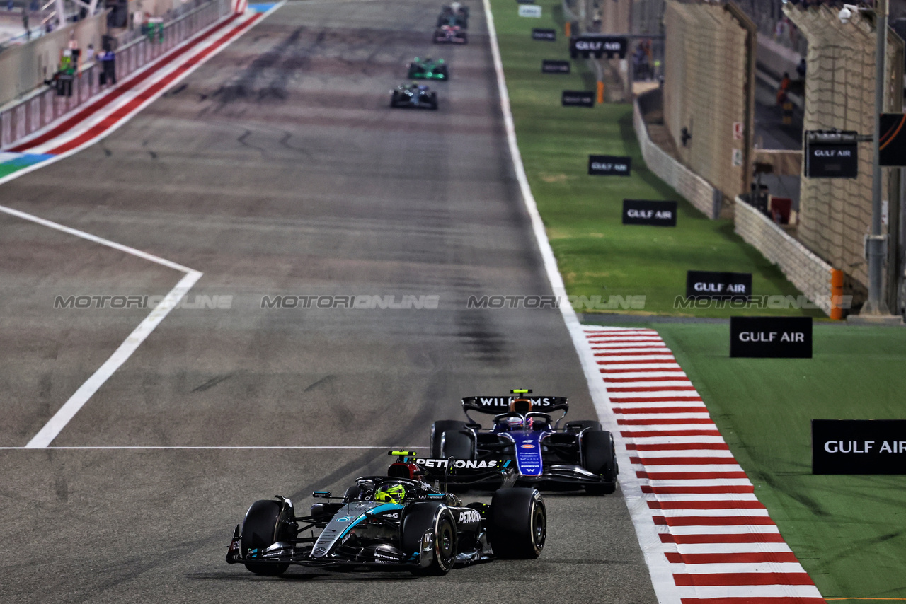 GP BAHRAIN, Lewis Hamilton (GBR) Mercedes AMG F1 W15.

02.03.2024. Formula 1 World Championship, Rd 1, Bahrain Grand Prix, Sakhir, Bahrain, Gara Day.

- www.xpbimages.com, EMail: requests@xpbimages.com © Copyright: Batchelor / XPB Images