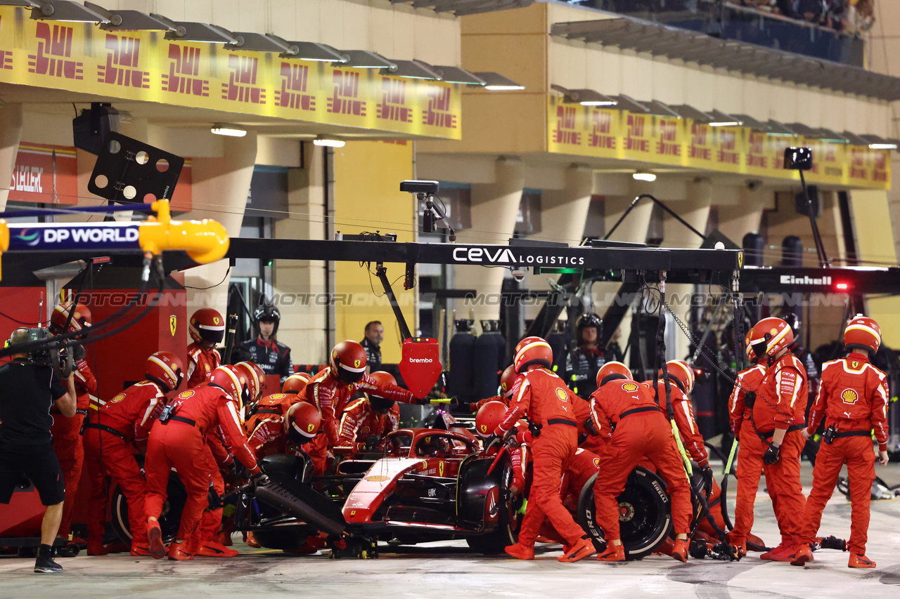 GP BAHRAIN, Carlos Sainz Jr (ESP) Ferrari SF-24 makes a pit stop.

02.03.2024. Formula 1 World Championship, Rd 1, Bahrain Grand Prix, Sakhir, Bahrain, Gara Day.

- www.xpbimages.com, EMail: requests@xpbimages.com © Copyright: Batchelor / XPB Images