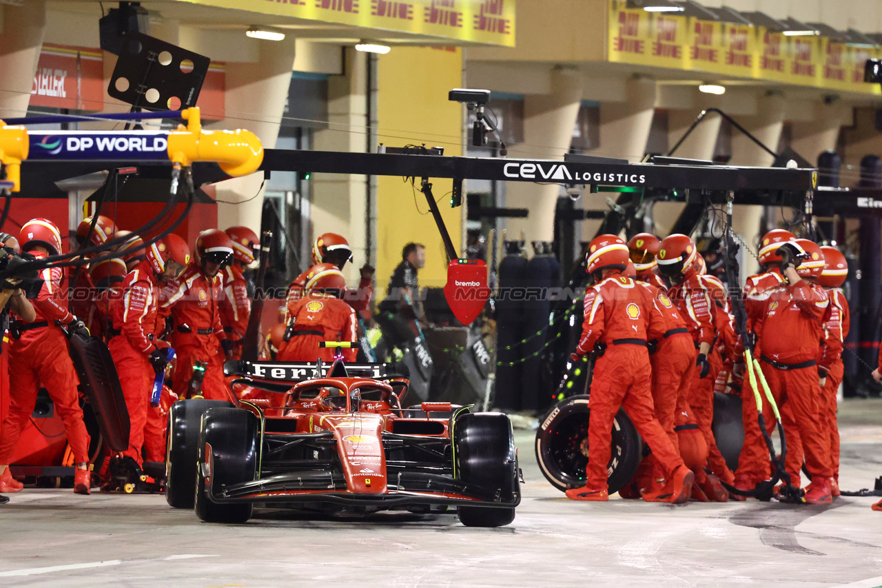 GP BAHRAIN, Carlos Sainz Jr (ESP) Ferrari SF-24 makes a pit stop.

02.03.2024. Formula 1 World Championship, Rd 1, Bahrain Grand Prix, Sakhir, Bahrain, Gara Day.

- www.xpbimages.com, EMail: requests@xpbimages.com © Copyright: Batchelor / XPB Images