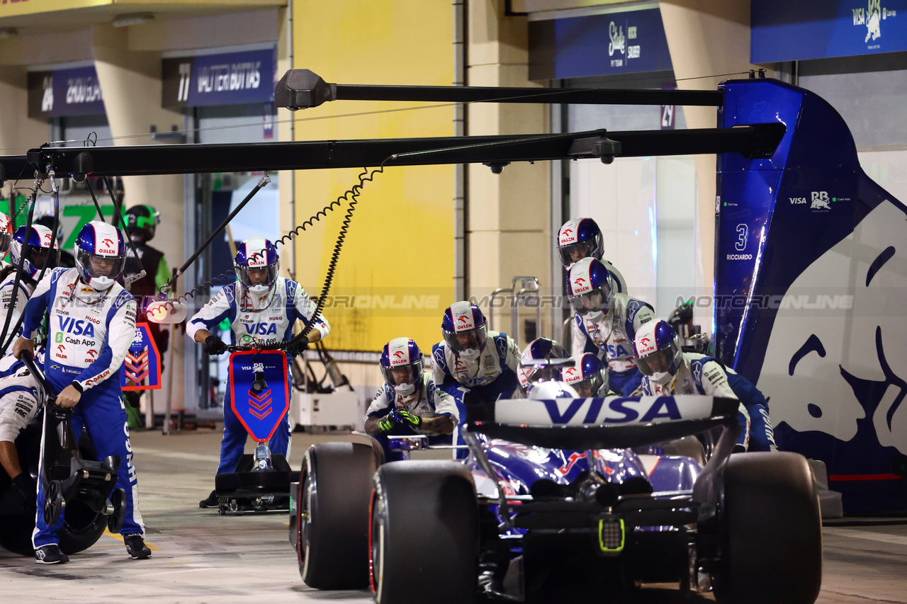 GP BAHRAIN, Daniel Ricciardo (AUS) RB VCARB 01 makes a pit stop.

02.03.2024. Formula 1 World Championship, Rd 1, Bahrain Grand Prix, Sakhir, Bahrain, Gara Day.

- www.xpbimages.com, EMail: requests@xpbimages.com © Copyright: Batchelor / XPB Images