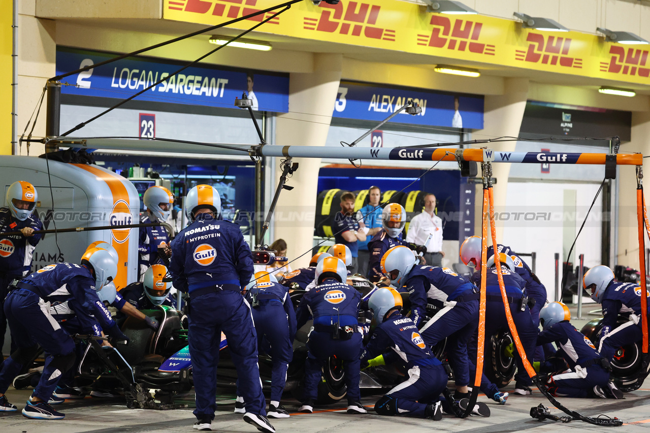 GP BAHRAIN, Alexander Albon (THA) Williams Racing FW46 makes a pit stop.

02.03.2024. Formula 1 World Championship, Rd 1, Bahrain Grand Prix, Sakhir, Bahrain, Gara Day.

- www.xpbimages.com, EMail: requests@xpbimages.com © Copyright: Batchelor / XPB Images