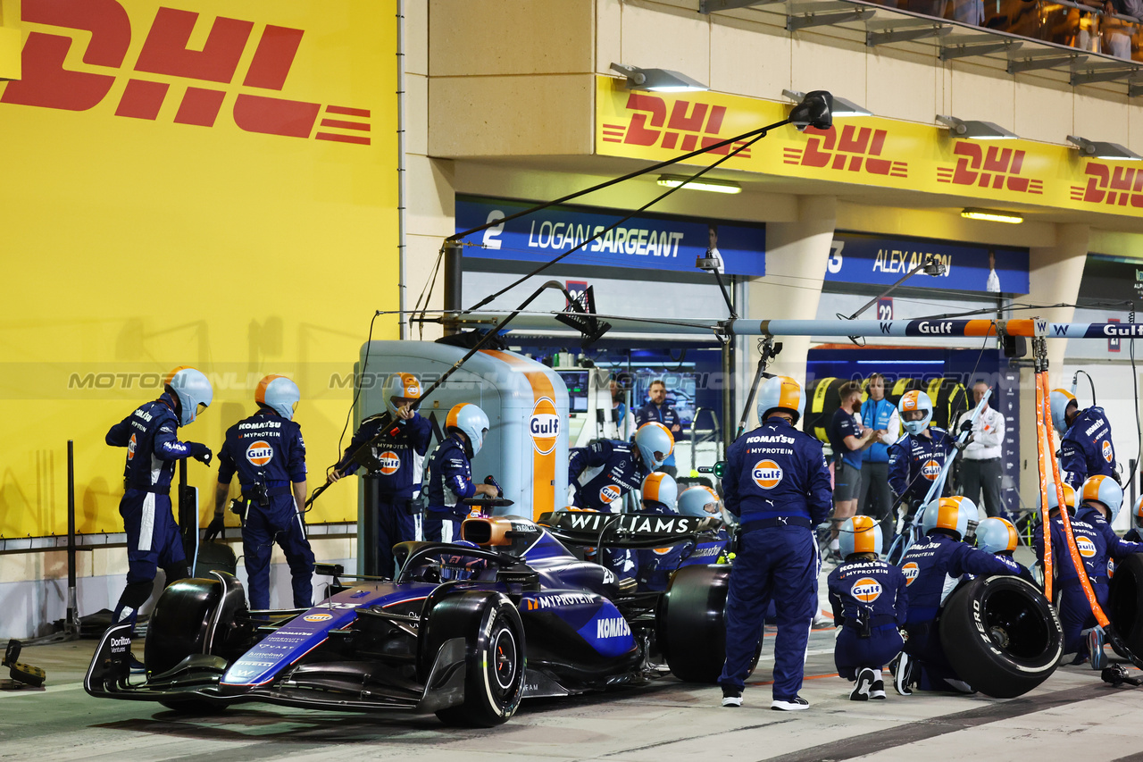 GP BAHRAIN, Alexander Albon (THA) Williams Racing FW46 makes a pit stop.

02.03.2024. Formula 1 World Championship, Rd 1, Bahrain Grand Prix, Sakhir, Bahrain, Gara Day.

- www.xpbimages.com, EMail: requests@xpbimages.com © Copyright: Batchelor / XPB Images