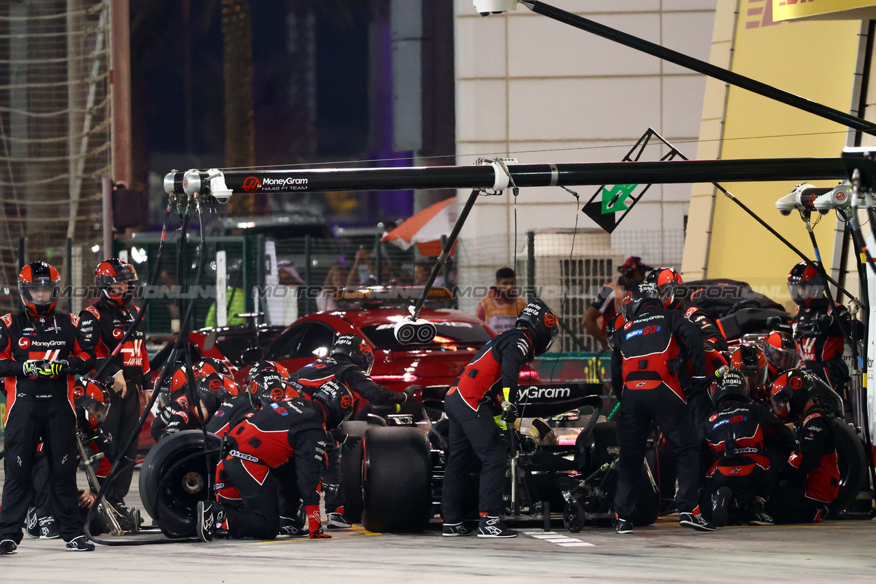 GP BAHRAIN, Nico Hulkenberg (GER) Haas VF-24 makes a pit stop.

02.03.2024. Formula 1 World Championship, Rd 1, Bahrain Grand Prix, Sakhir, Bahrain, Gara Day.

- www.xpbimages.com, EMail: requests@xpbimages.com © Copyright: Batchelor / XPB Images