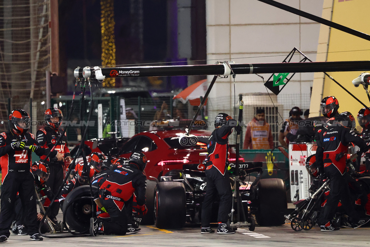 GP BAHRAIN, Nico Hulkenberg (GER) Haas VF-24 makes a pit stop.

02.03.2024. Formula 1 World Championship, Rd 1, Bahrain Grand Prix, Sakhir, Bahrain, Gara Day.

- www.xpbimages.com, EMail: requests@xpbimages.com © Copyright: Batchelor / XPB Images