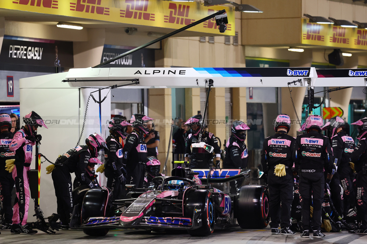 GP BAHRAIN, Pierre Gasly (FRA) Alpine F1 Team A524 makes a pit stop.

02.03.2024. Formula 1 World Championship, Rd 1, Bahrain Grand Prix, Sakhir, Bahrain, Gara Day.

- www.xpbimages.com, EMail: requests@xpbimages.com © Copyright: Batchelor / XPB Images