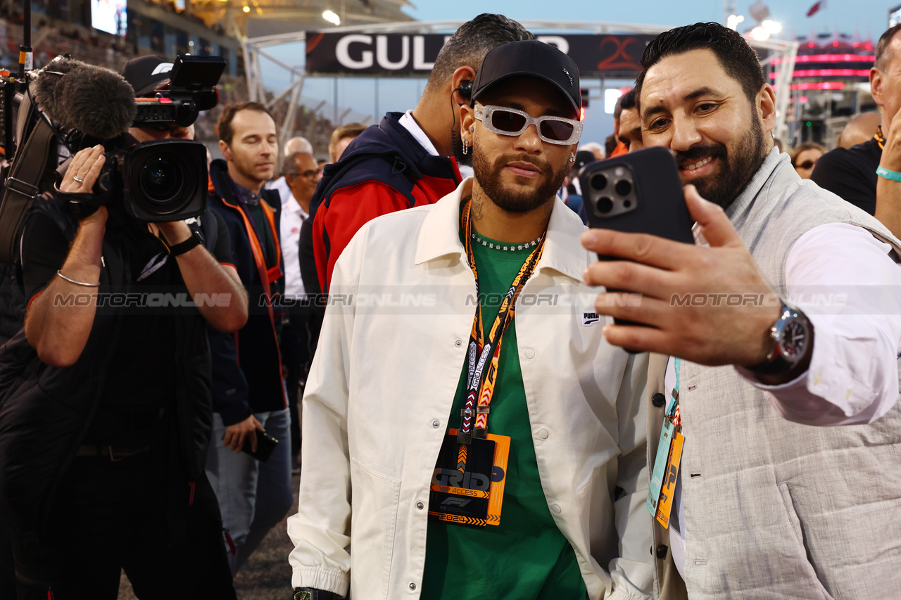 GP BAHRAIN, Neymar (BRA) Football Player on the grid.

02.03.2024. Formula 1 World Championship, Rd 1, Bahrain Grand Prix, Sakhir, Bahrain, Gara Day.

- www.xpbimages.com, EMail: requests@xpbimages.com © Copyright: Batchelor / XPB Images