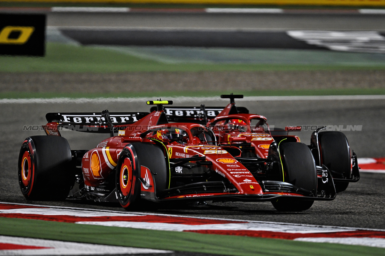 GP BAHRAIN, Carlos Sainz Jr (ESP) Ferrari SF-24 e Charles Leclerc (MON) Ferrari SF-24.

02.03.2024. Formula 1 World Championship, Rd 1, Bahrain Grand Prix, Sakhir, Bahrain, Gara Day.

- www.xpbimages.com, EMail: requests@xpbimages.com © Copyright: Price / XPB Images