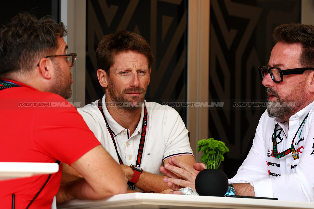GP BAHRAIN, Romain Grosjean (FRA) IndyCar Driver (Centre) with Gwen Lagrue, Head of Mercedes AMG Driver Development (Right).

02.03.2024. Formula 1 World Championship, Rd 1, Bahrain Grand Prix, Sakhir, Bahrain, Gara Day.

 - www.xpbimages.com, EMail: requests@xpbimages.com © Copyright: Coates / XPB Images
