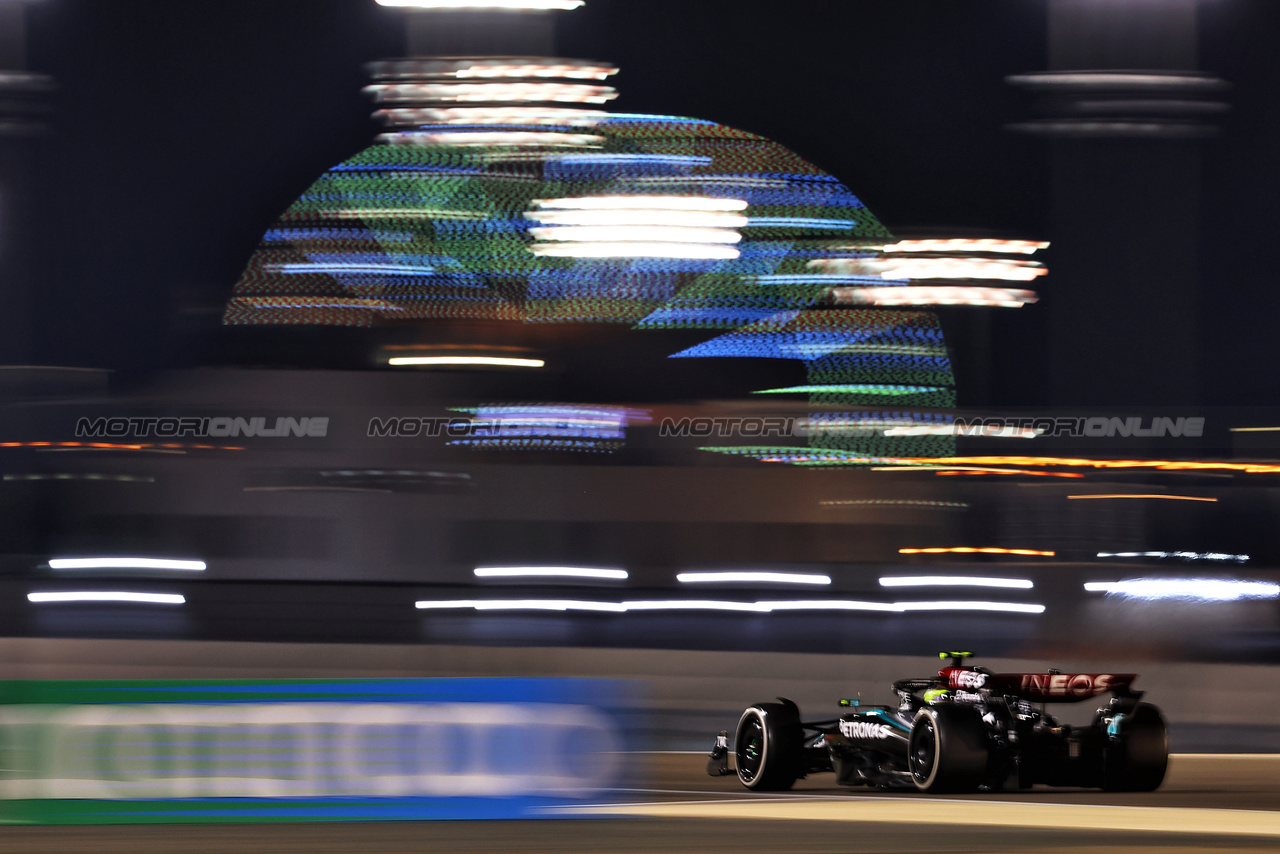 GP BAHRAIN, Lewis Hamilton (GBR) Mercedes AMG F1 W15.

02.03.2024. Formula 1 World Championship, Rd 1, Bahrain Grand Prix, Sakhir, Bahrain, Gara Day.

 - www.xpbimages.com, EMail: requests@xpbimages.com © Copyright: Coates / XPB Images