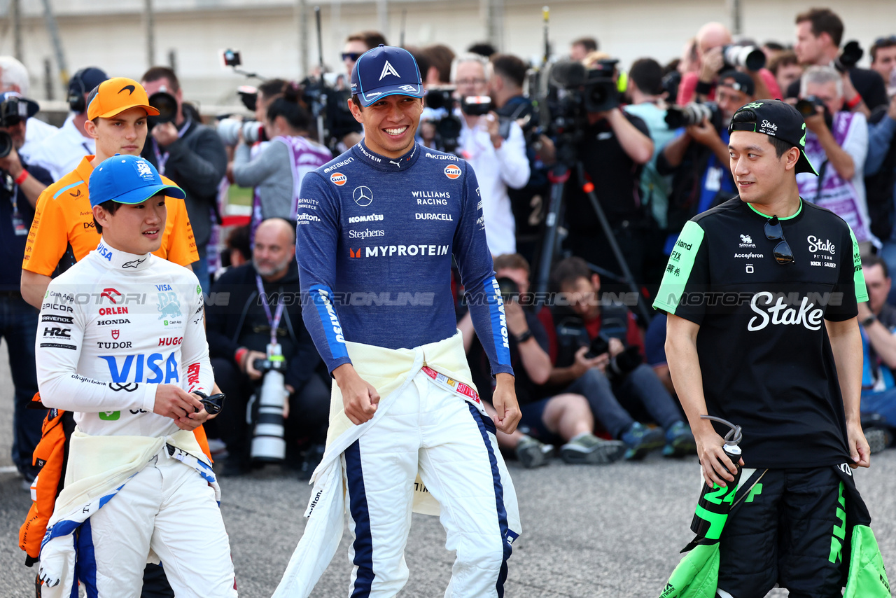 GP BAHRAIN, (L to R): Yuki Tsunoda (JPN) RB with Alexander Albon (THA) Williams Racing e Zhou Guanyu (CHN) Sauber.

02.03.2024. Formula 1 World Championship, Rd 1, Bahrain Grand Prix, Sakhir, Bahrain, Gara Day.

- www.xpbimages.com, EMail: requests@xpbimages.com © Copyright: Batchelor / XPB Images