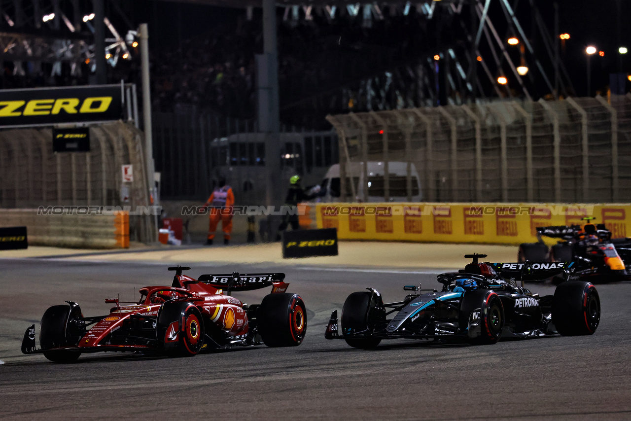 GP BAHRAIN, Charles Leclerc (MON) Ferrari SF-24 e George Russell (GBR) Mercedes AMG F1 W15 battle for position.

02.03.2024. Formula 1 World Championship, Rd 1, Bahrain Grand Prix, Sakhir, Bahrain, Gara Day.

 - www.xpbimages.com, EMail: requests@xpbimages.com © Copyright: Coates / XPB Images