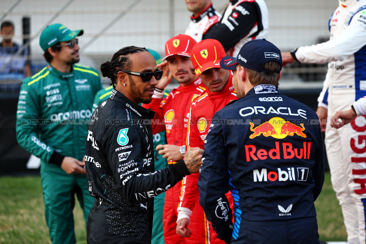 GP BAHRAIN, Lewis Hamilton (GBR) Mercedes AMG F1 with Sergio Perez (MEX) Red Bull Racing e Max Verstappen (NLD) Red Bull Racing.

02.03.2024. Formula 1 World Championship, Rd 1, Bahrain Grand Prix, Sakhir, Bahrain, Gara Day.

- www.xpbimages.com, EMail: requests@xpbimages.com © Copyright: Batchelor / XPB Images