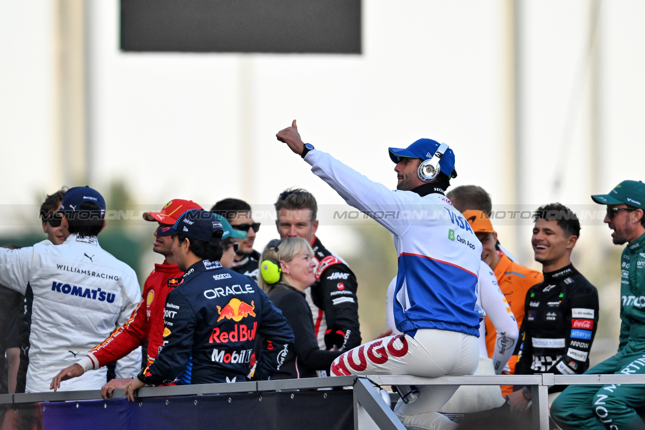 GP BAHRAIN, Daniel Ricciardo (AUS) RB on the drivers' parade.

02.03.2024. Formula 1 World Championship, Rd 1, Bahrain Grand Prix, Sakhir, Bahrain, Gara Day.

- www.xpbimages.com, EMail: requests@xpbimages.com © Copyright: Price / XPB Images