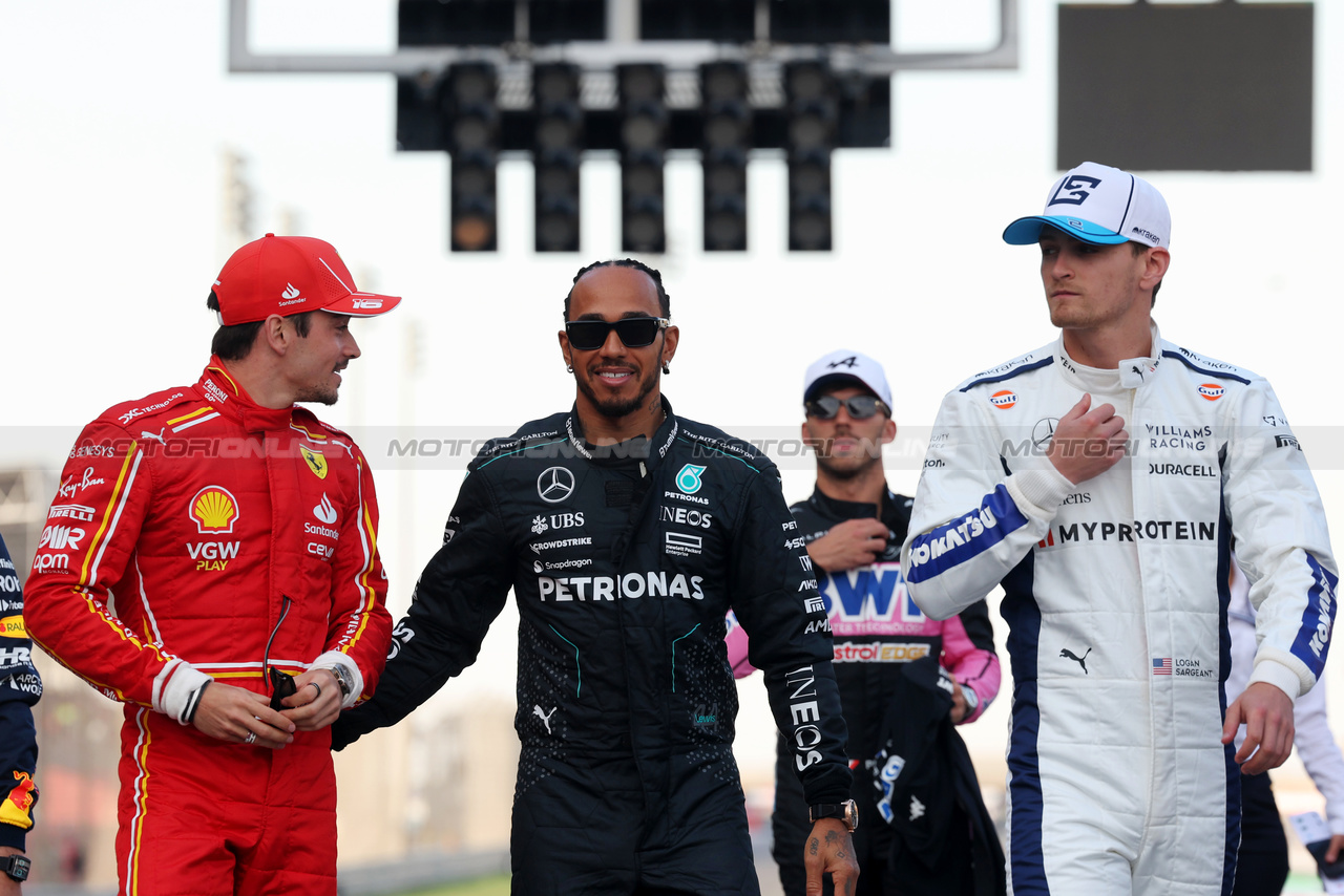 GP BAHRAIN, (L to R): Charles Leclerc (MON) Ferrari with Lewis Hamilton (GBR) Mercedes AMG F1 e Logan Sargeant (USA) Williams Racing.

02.03.2024. Formula 1 World Championship, Rd 1, Bahrain Grand Prix, Sakhir, Bahrain, Gara Day.

 - www.xpbimages.com, EMail: requests@xpbimages.com © Copyright: Staley / XPB Images