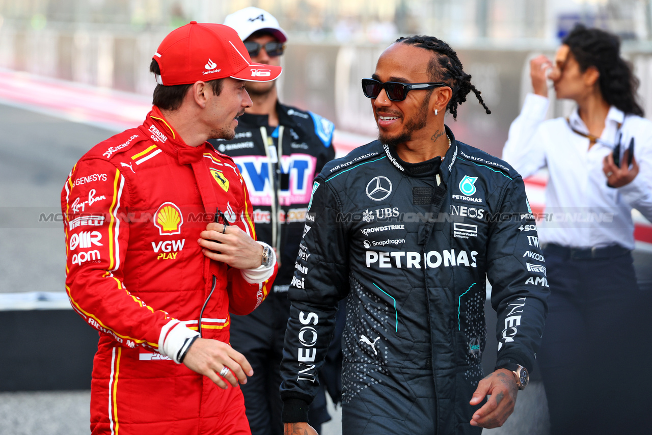 GP BAHRAIN, (L to R): Charles Leclerc (MON) Ferrari with Lewis Hamilton (GBR) Mercedes AMG F1.

02.03.2024. Formula 1 World Championship, Rd 1, Bahrain Grand Prix, Sakhir, Bahrain, Gara Day.

 - www.xpbimages.com, EMail: requests@xpbimages.com © Copyright: Coates / XPB Images