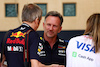 GP BAHRAIN, Christian Horner (GBR) Red Bull Racing Team Principal with Mark Thompson (GBR) Getty Imags Photographer (Left).
02.03.2024. Formula 1 World Championship, Rd 1, Bahrain Grand Prix, Sakhir, Bahrain, Gara Day.
 - www.xpbimages.com, EMail: requests@xpbimages.com © Copyright: Coates / XPB Images