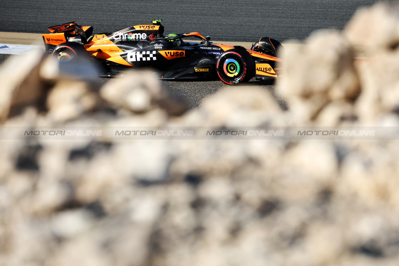 GP BAHRAIN, Lando Norris (GBR) McLaren MCL38.

01.03.2024. Formula 1 World Championship, Rd 1, Bahrain Grand Prix, Sakhir, Bahrain, Qualifiche Day.

- www.xpbimages.com, EMail: requests@xpbimages.com © Copyright: Bearne / XPB Images